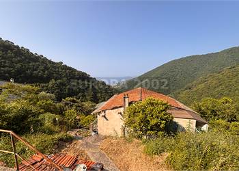 Rustico immerso nel verde con vista mare e ampio terreno circostante