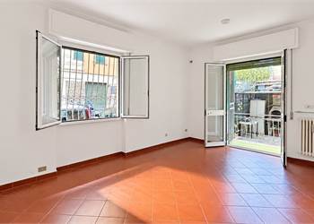 Ampio appartamento con giardino privato